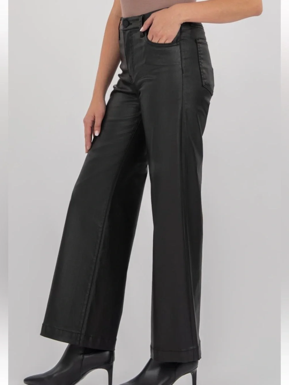 Kut from the Kloth Black Coated “Meg” High Rise Fab Ab Wide-Leg Jeans Size 4